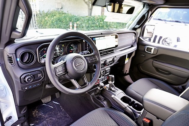 2025 Jeep Wrangler Rubicon 4xe photo 20