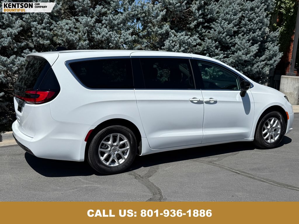 2024 Chrysler Pacifica Touring L photo 9