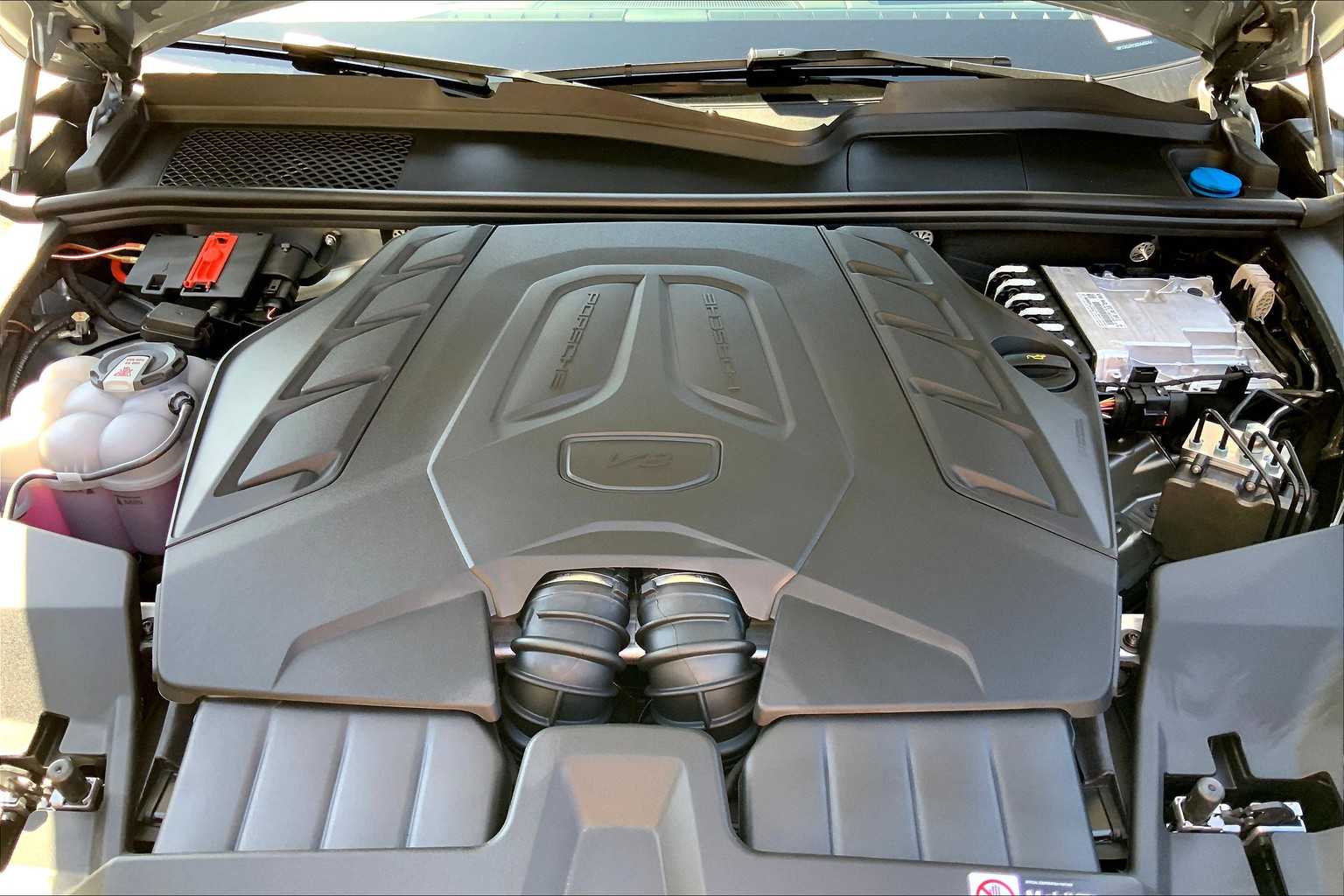2025 Porsche Cayenne GTS Coupe photo 21