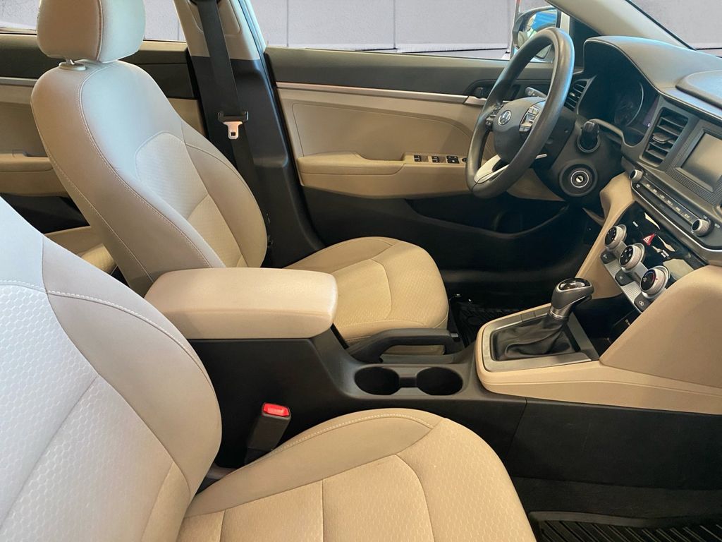 2019 Hyundai Elantra SE photo 12