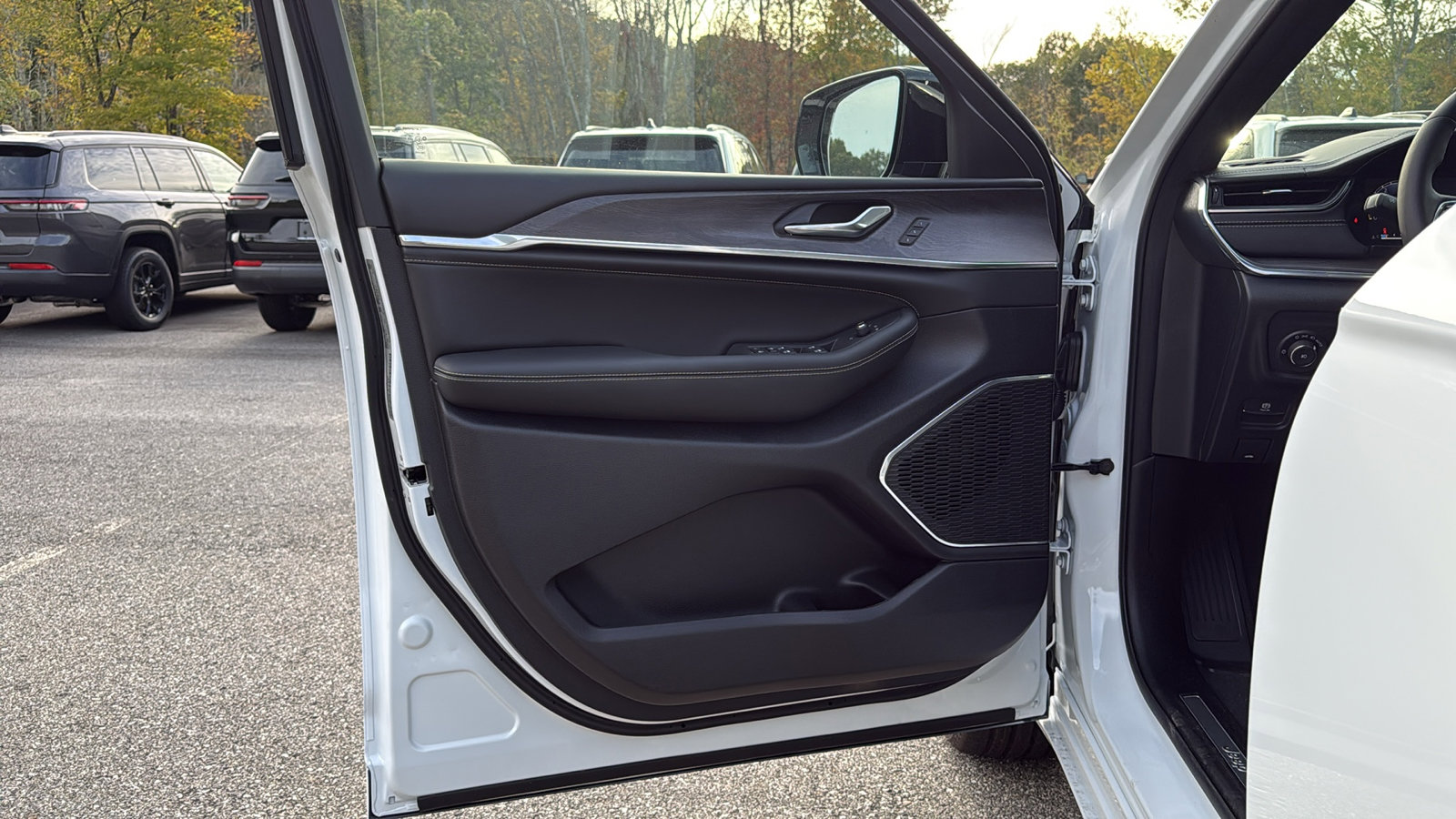 2025 Jeep Grand Cherokee Overland photo 4