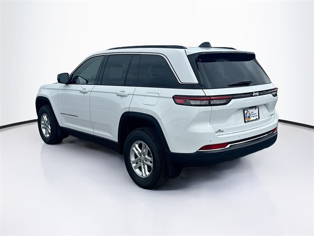 2025 Jeep Grand Cherokee Laredo photo 4