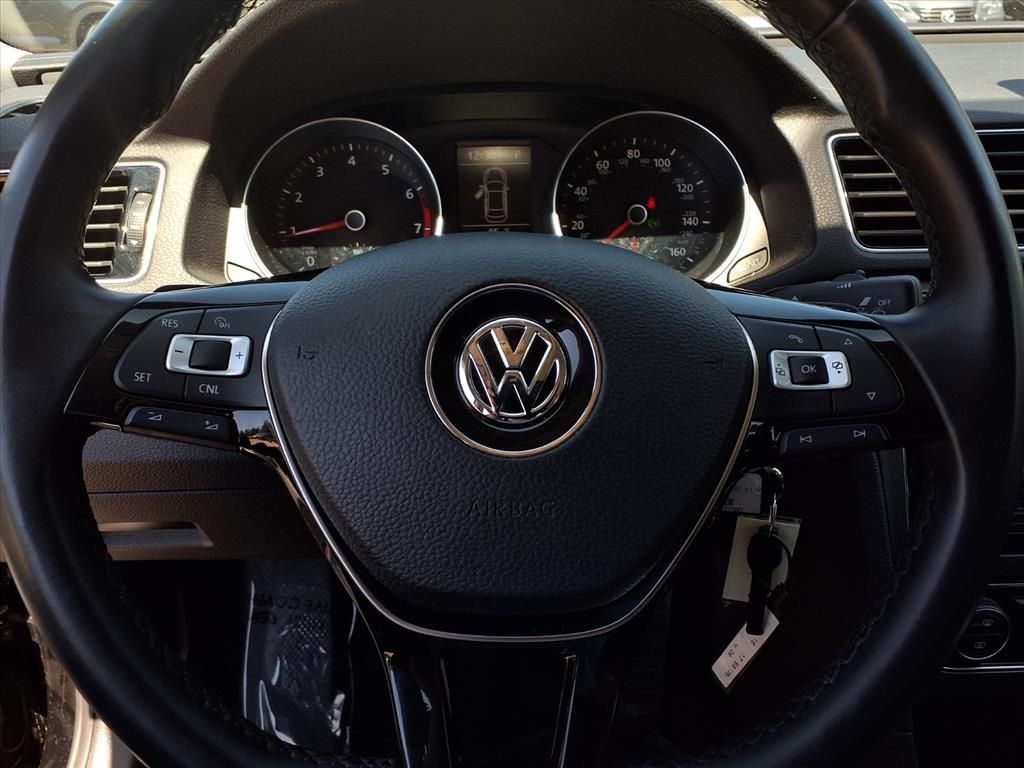 2016 Volkswagen Passat R-Line photo 9