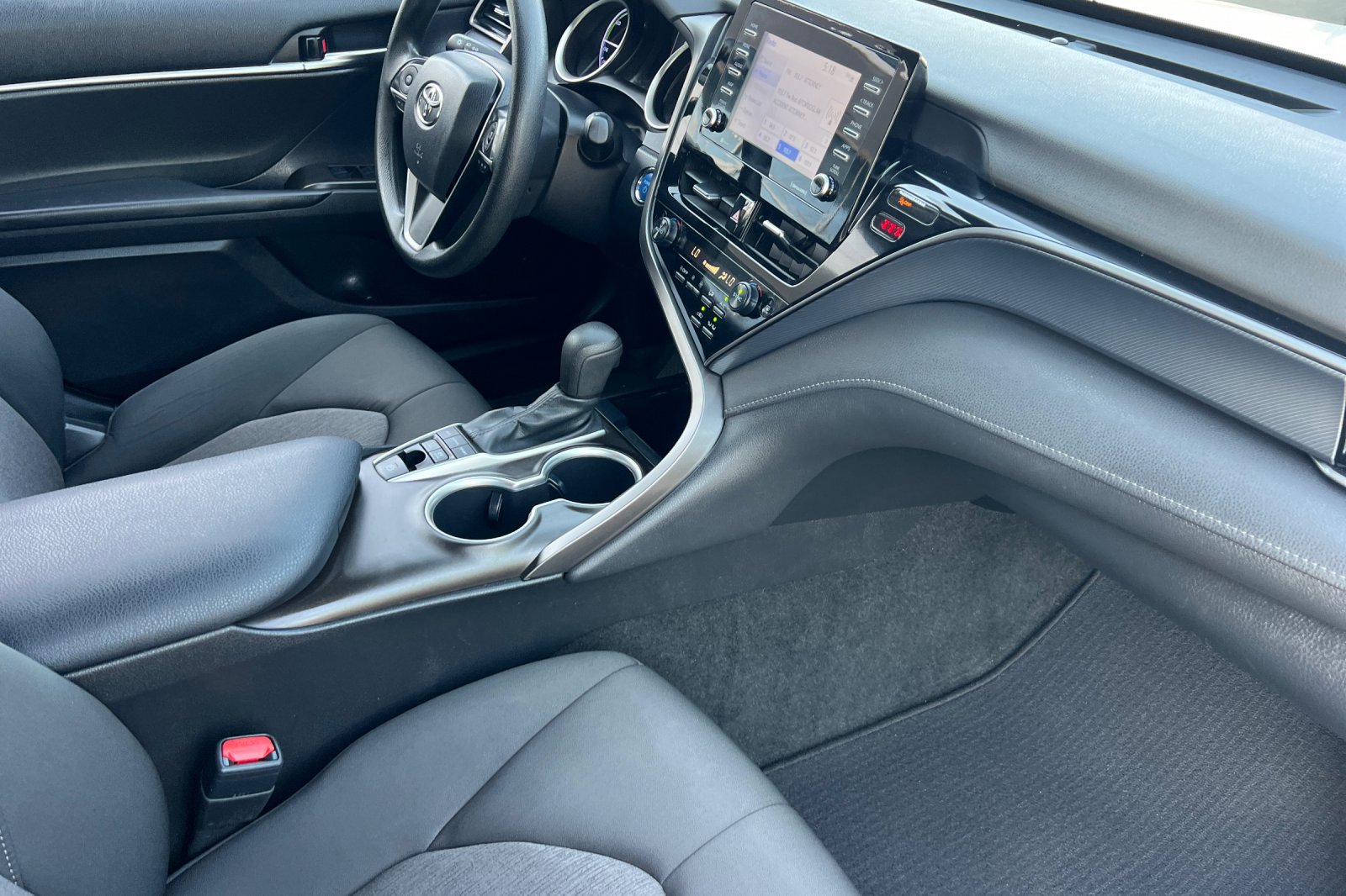 2022 Toyota Camry Hybrid LE photo 13