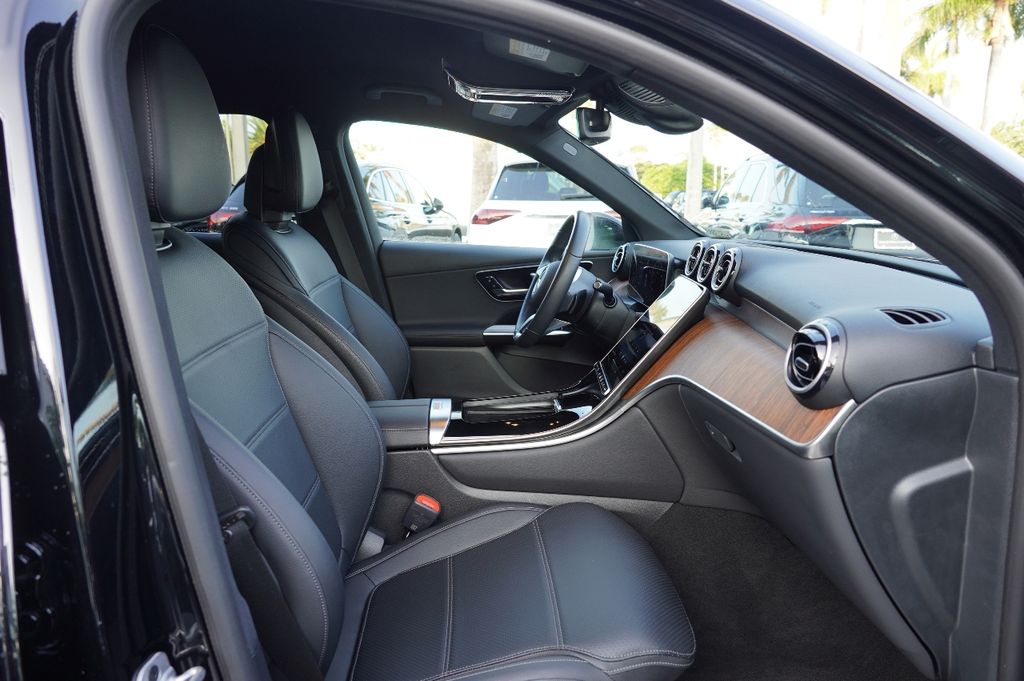2025 Mercedes Benz GLC 300 photo 11