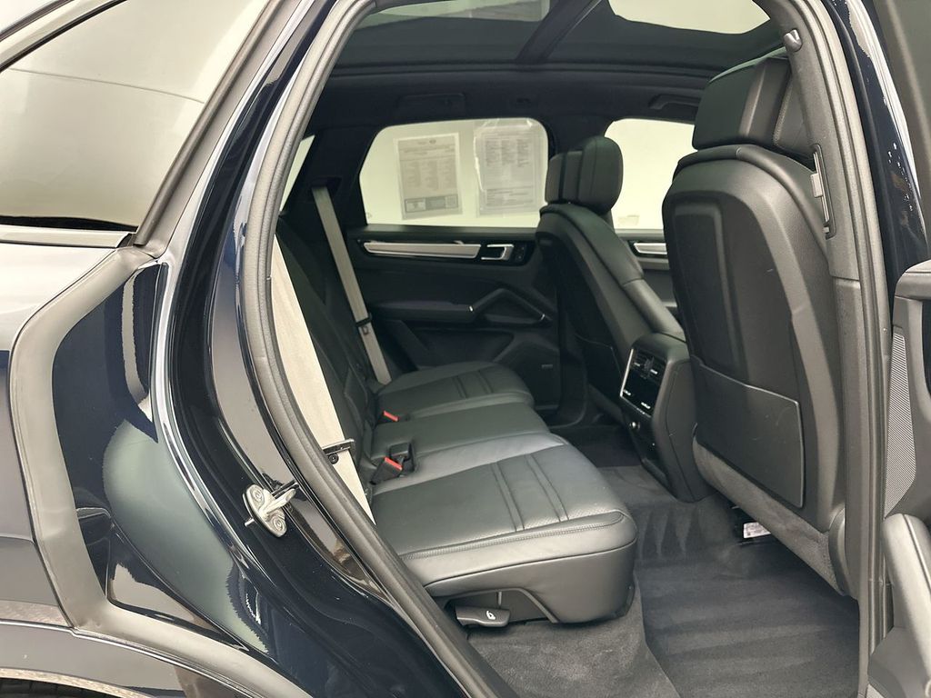 2023 Porsche Cayenne E-Hybrid Base photo 7