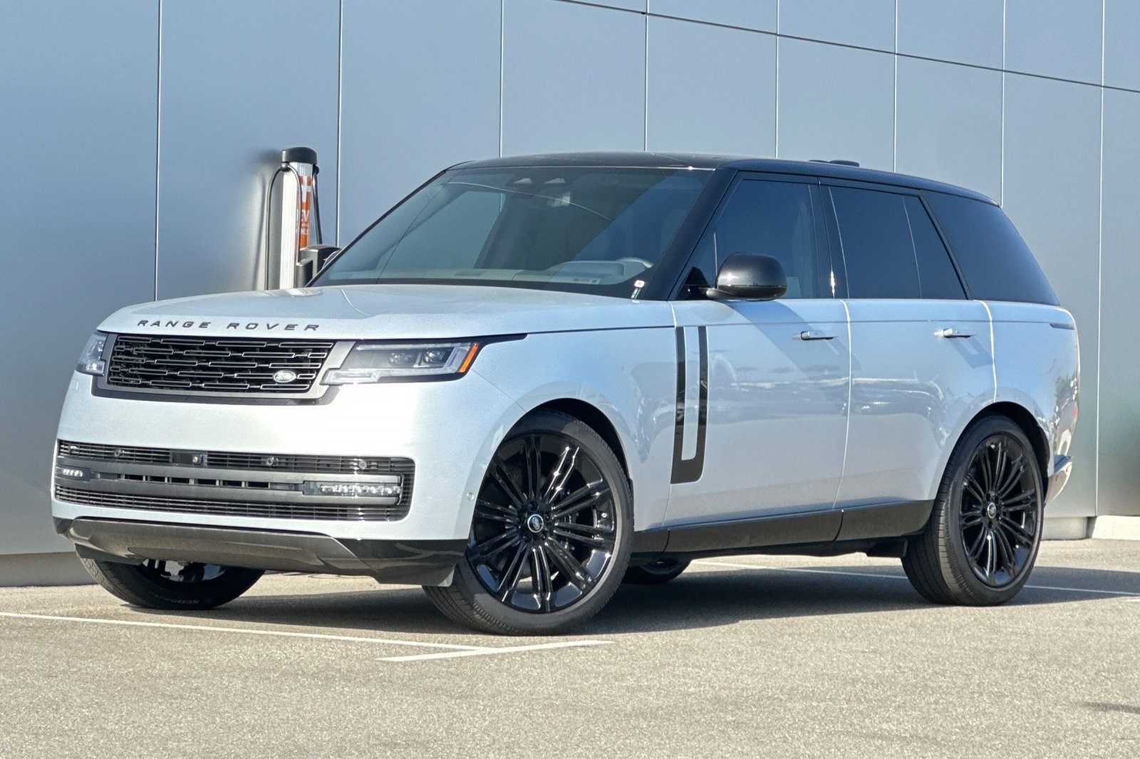 2025 Land Rover Range Rover SE's photo
