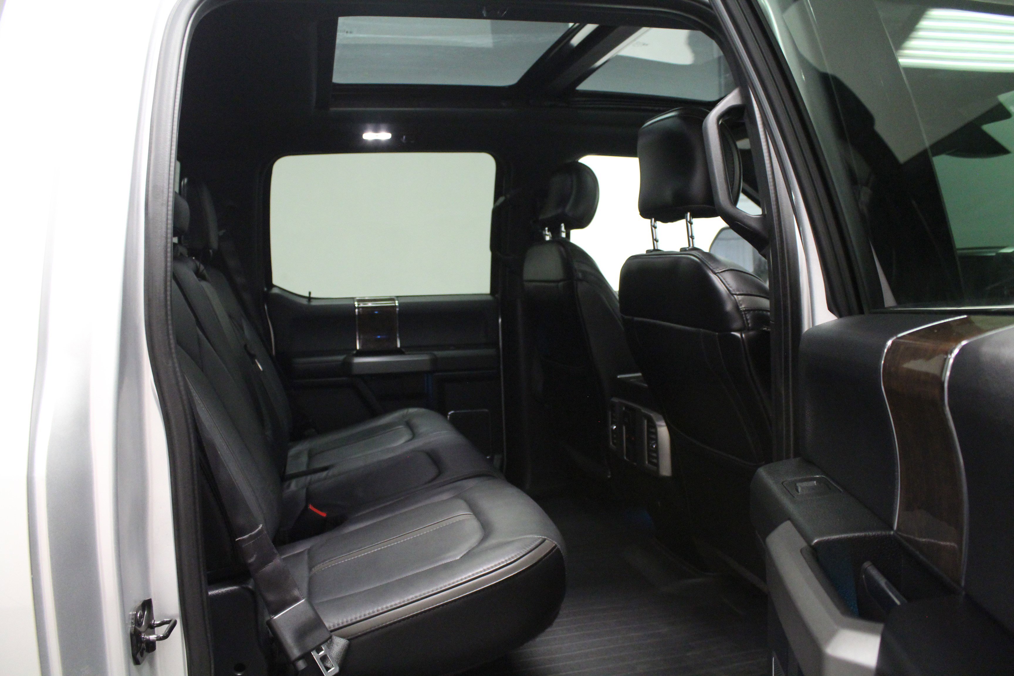 2016 Ford F-150 Platinum photo 14