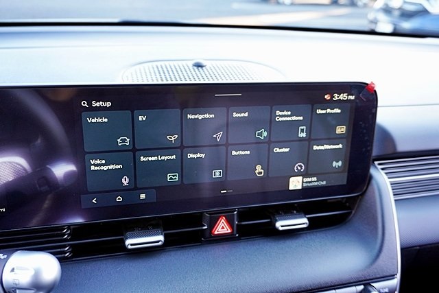 Used 2025 White Hyundai SEL image 24