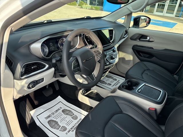 2024 Chrysler Pacifica Touring L photo 17