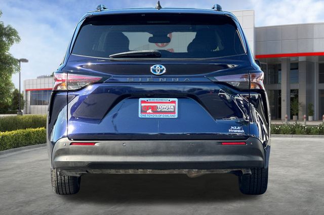 2023 Toyota Sienna XLE photo 3