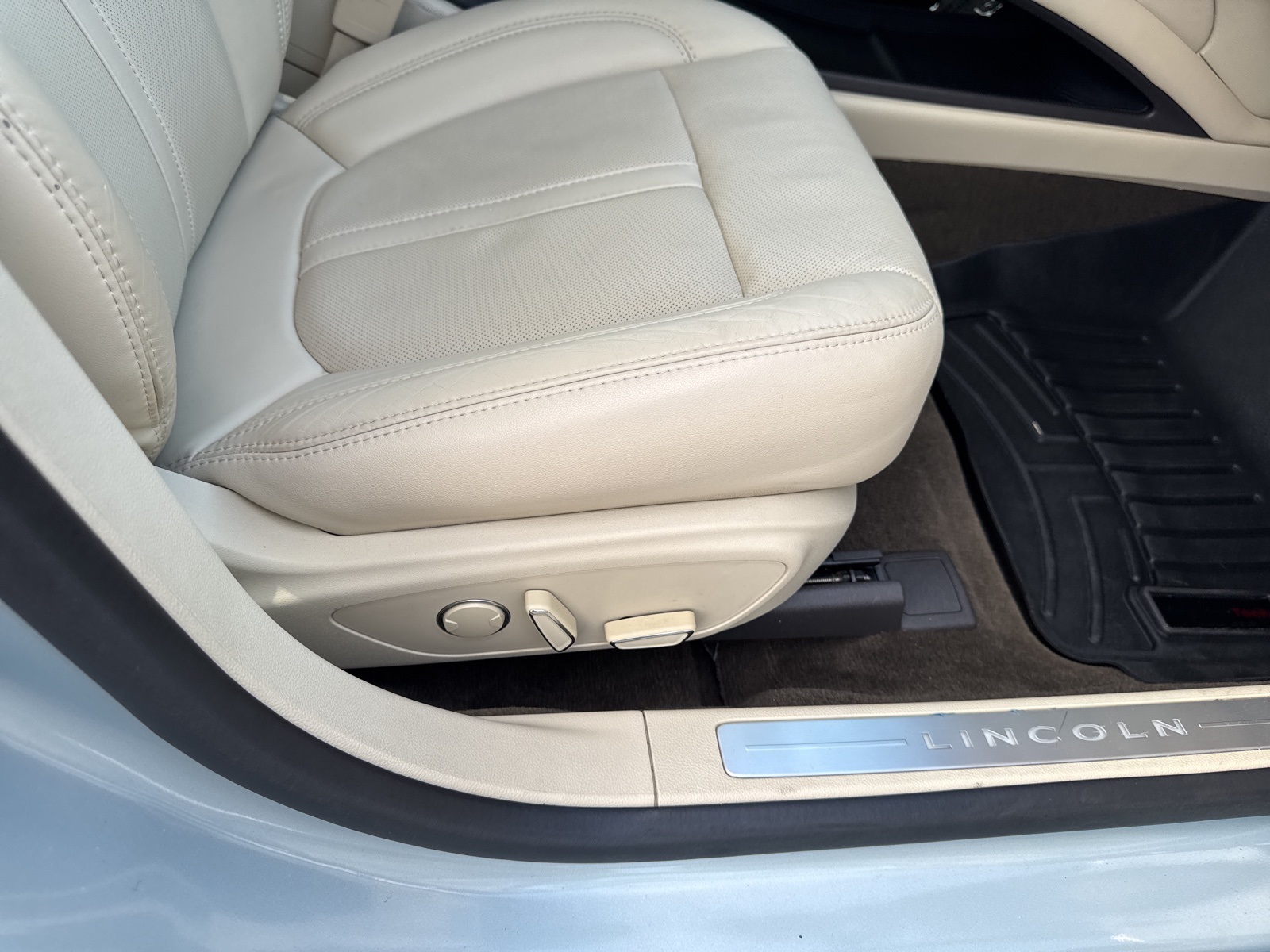 2013 Lincoln MKZ Hybrid photo 26