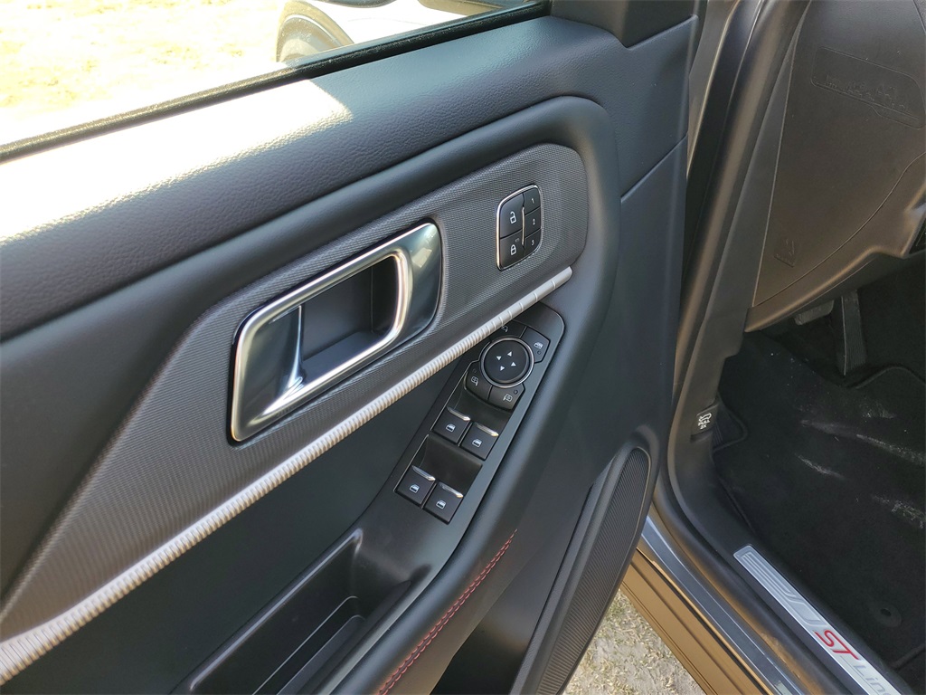 2025 Ford Explorer ST-Line photo 3