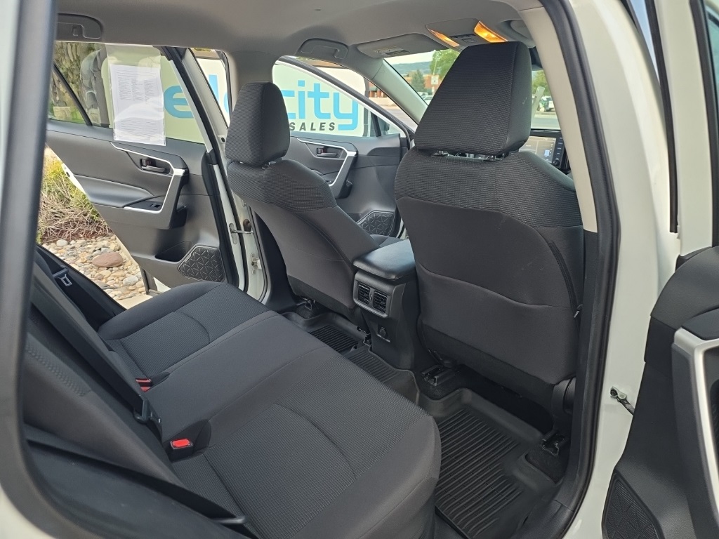 2020 Toyota RAV4 Hybrid LE photo 11