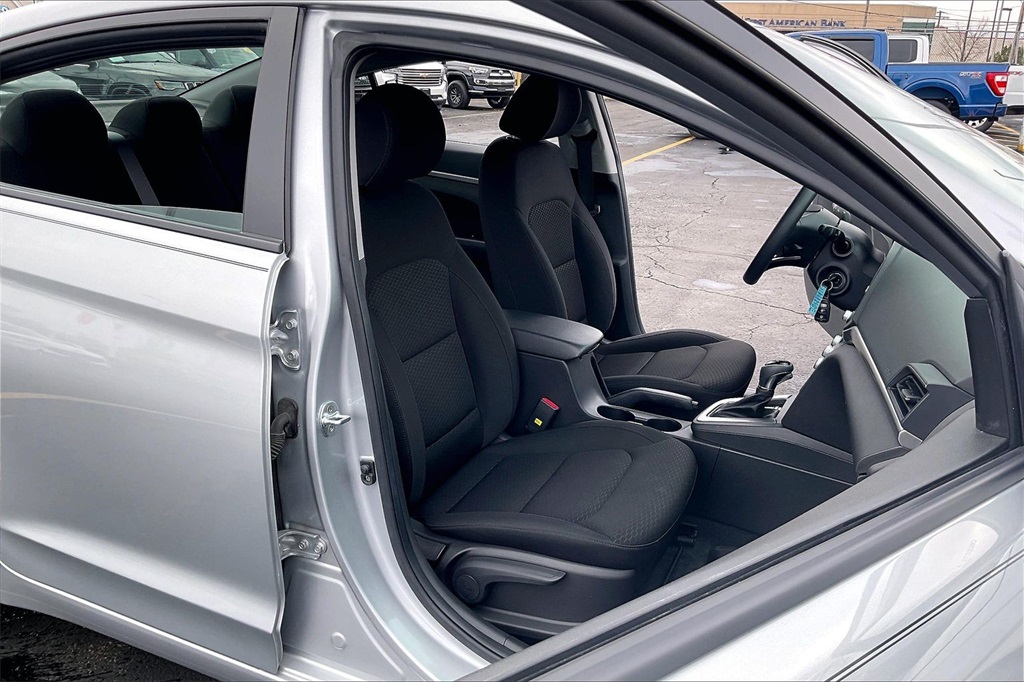 2020 Hyundai Elantra SE photo 4