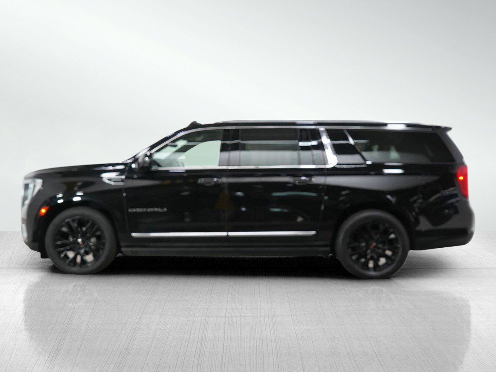 Used 2022 GMC Yukon XL Denali with VIN 1GKS2JKT7NR124404 for sale in Roseville, Minnesota