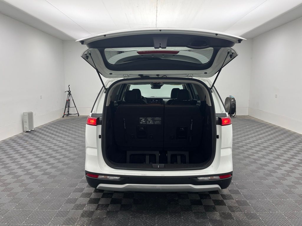 2024 Kia Carnival LX photo 12