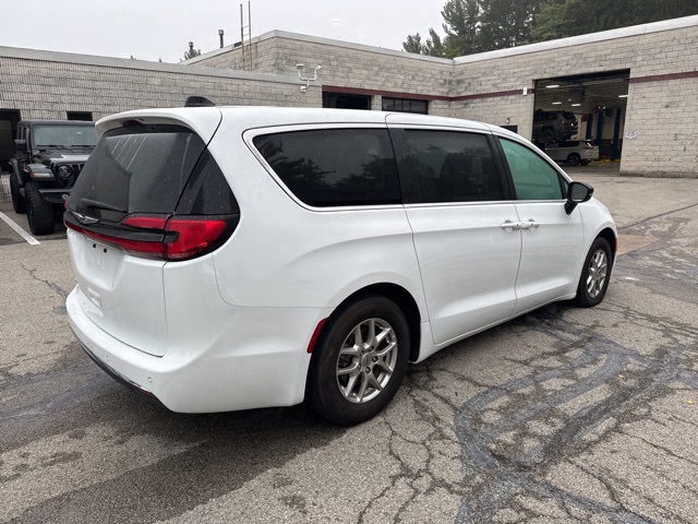 2024 Chrysler Pacifica Touring L photo 4