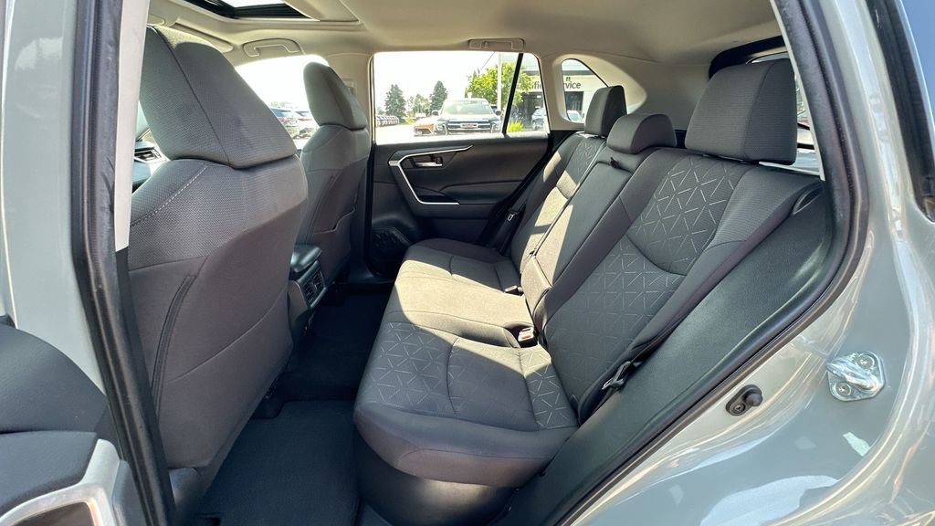2021 Toyota RAV4 Hybrid XLE photo 24