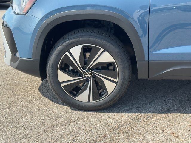 2025 Volkswagen Taos SE photo 4
