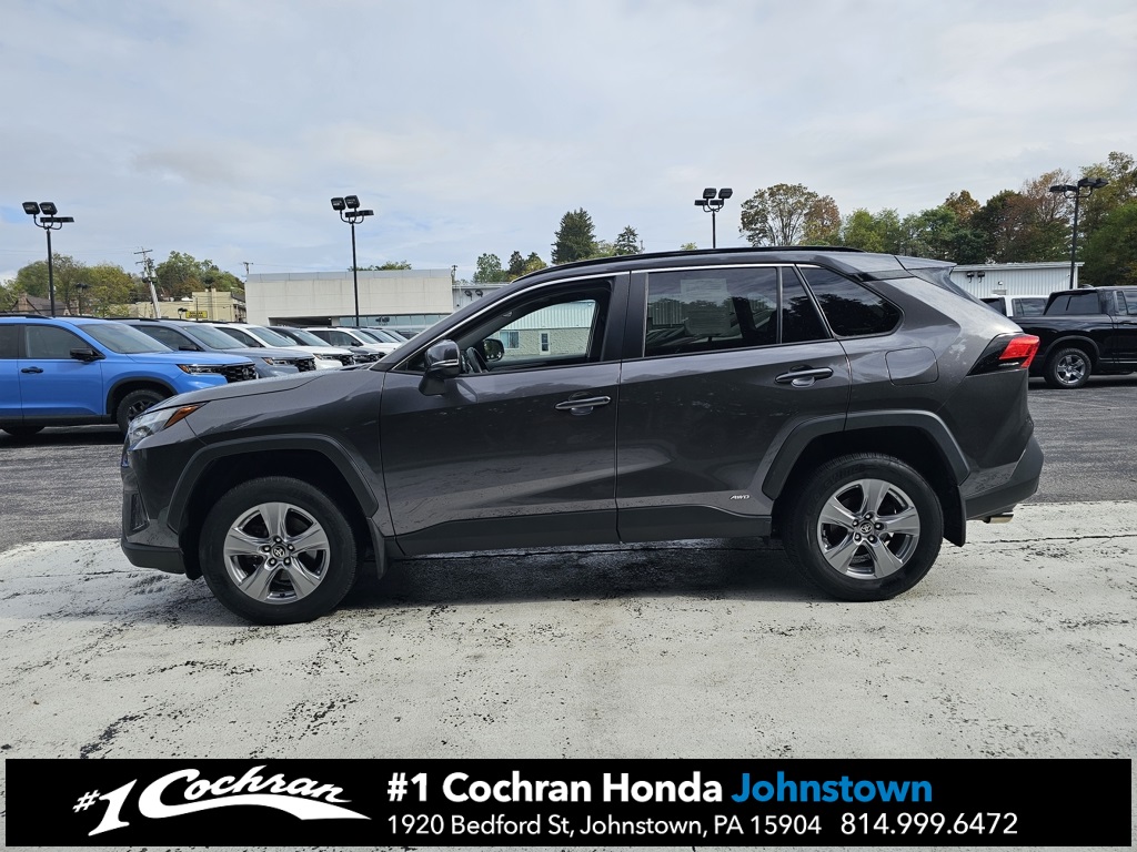 2022 Toyota RAV4 Hybrid XLE photo 2