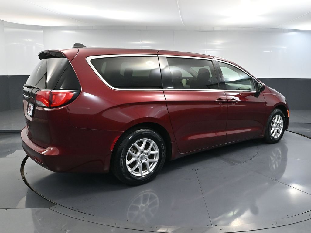 2021 Chrysler Voyager LX photo 3