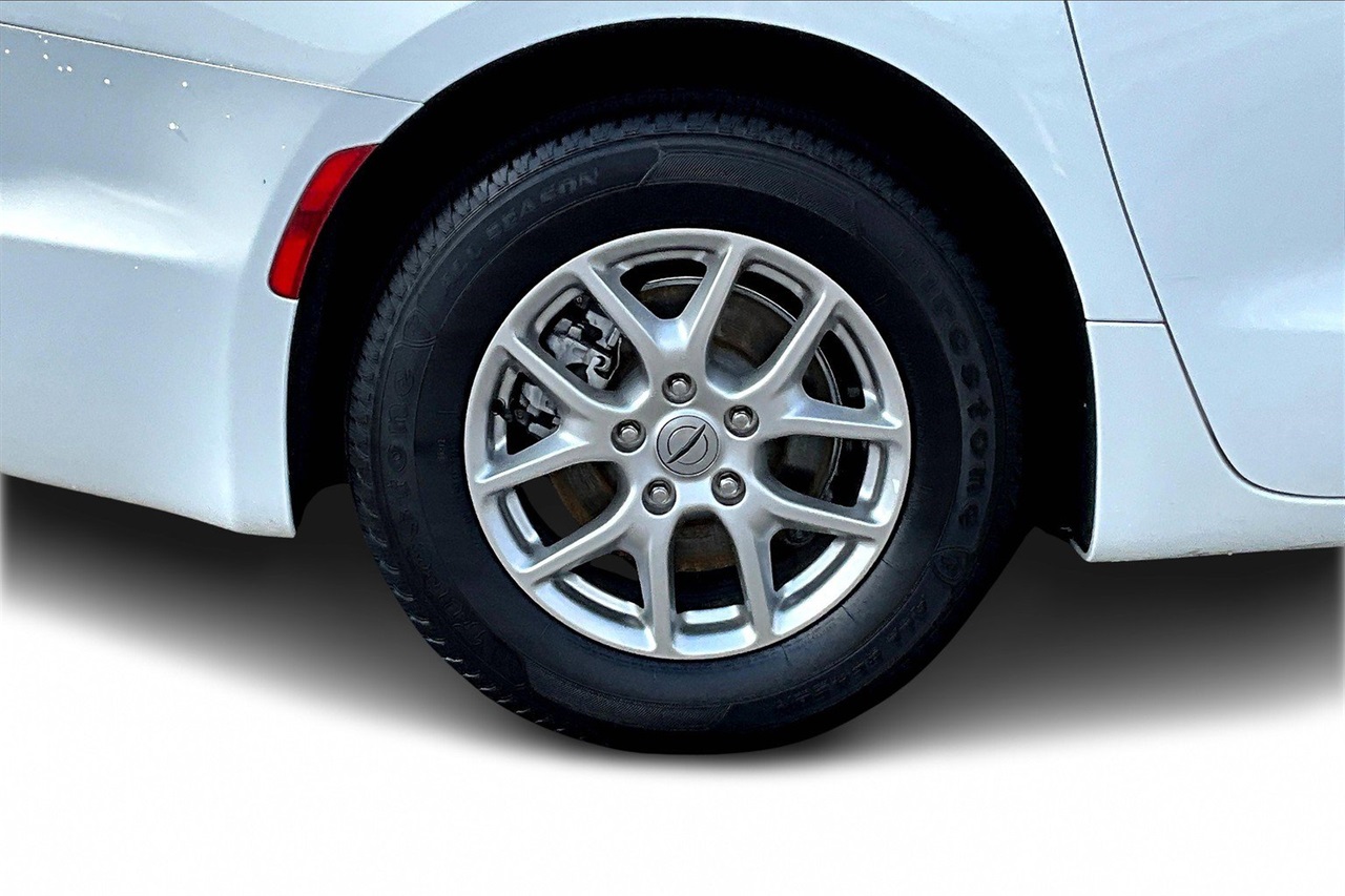 2024 Chrysler Pacifica Touring L photo 33