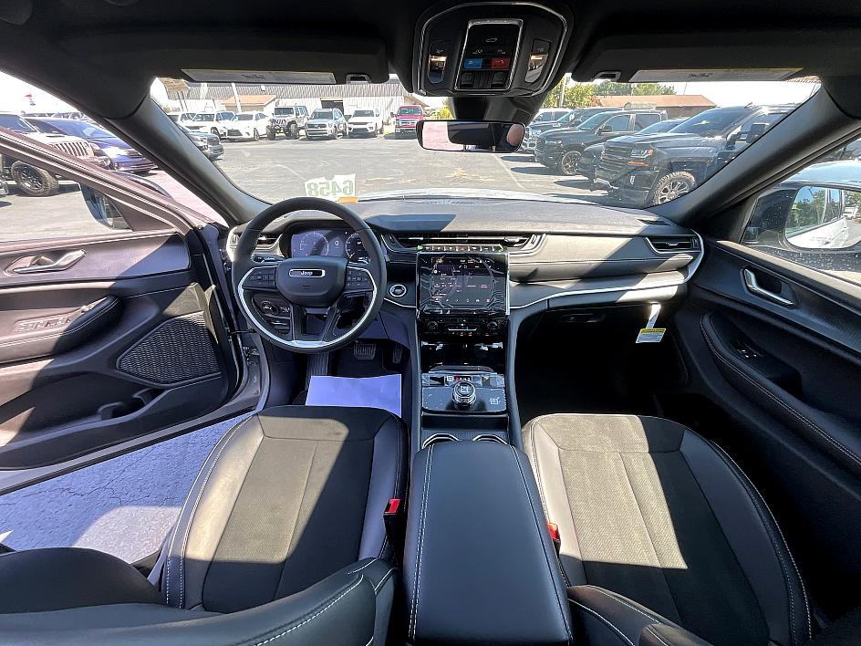 2025 Jeep Grand Cherokee Altitude X photo 35