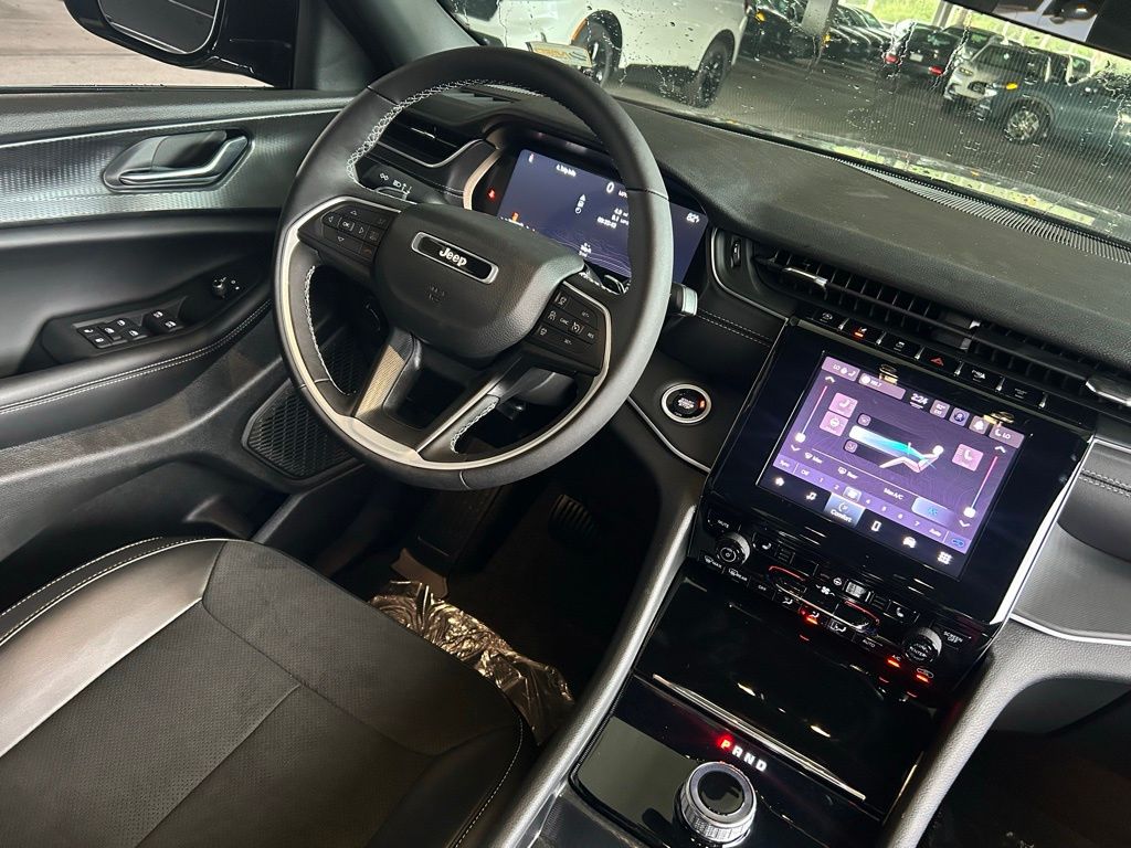 2025 Jeep Grand Cherokee Laredo Altitude photo 4