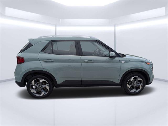 2025 Hyundai Venue Limited photo 2