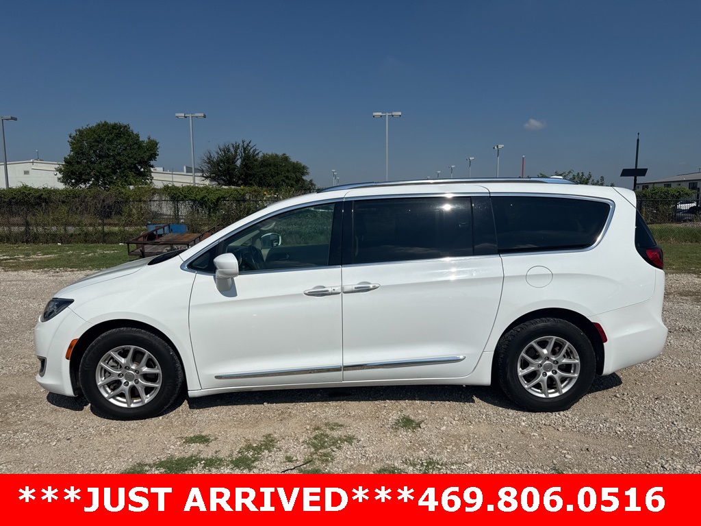 2020 Chrysler Pacifica Touring L photo 2