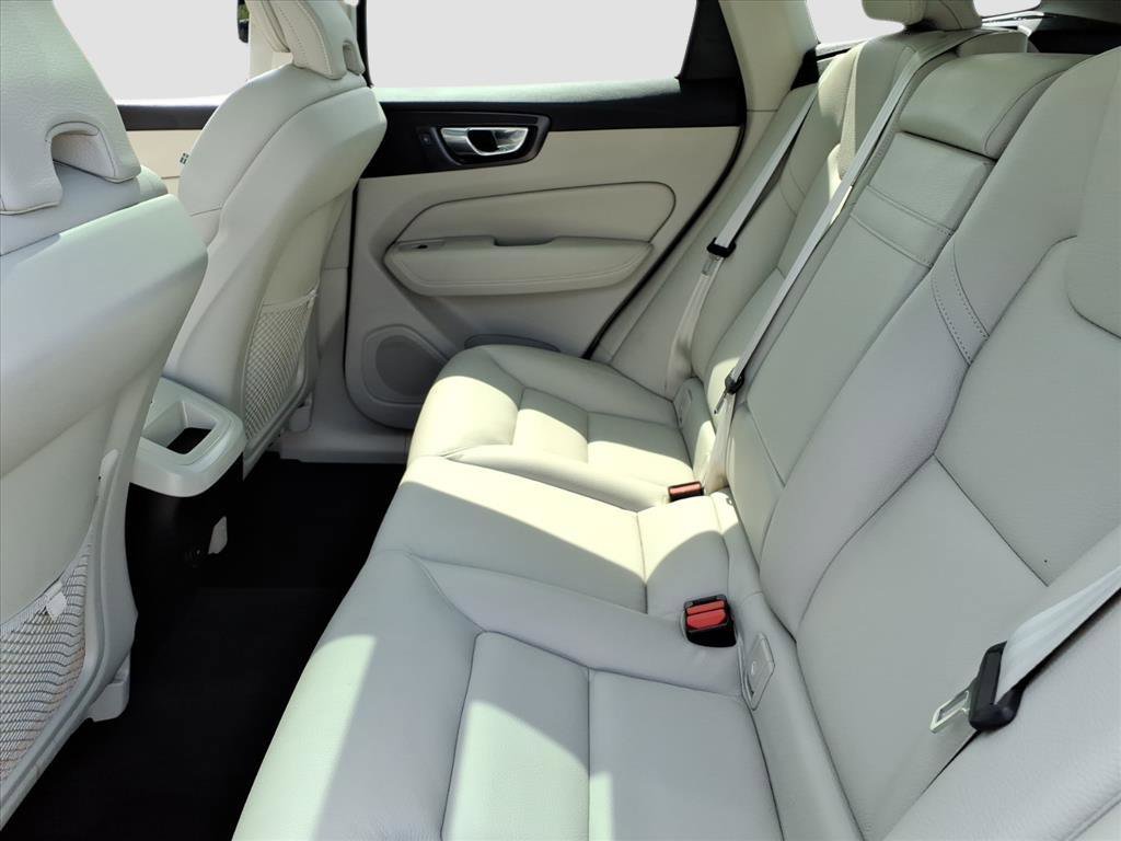 2022 Volvo XC60 B5 Momentum photo 13