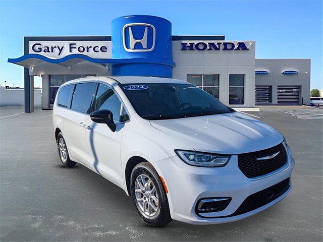 2024 Chrysler Pacifica Touring L's photo