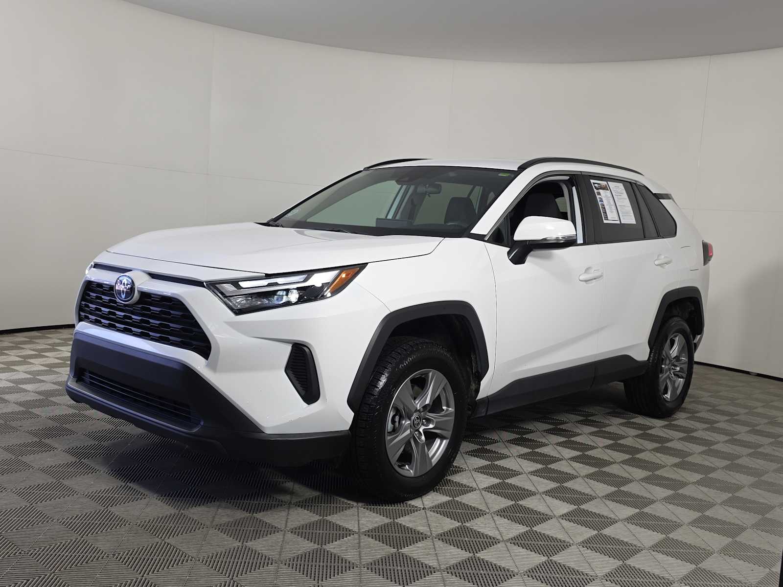 2024 Toyota RAV4 XLE photo 3