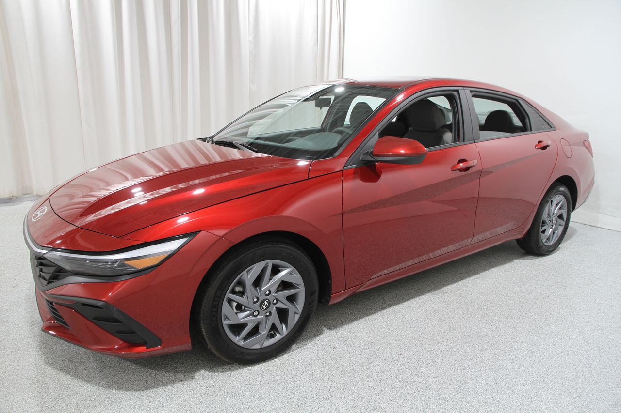 2024 Hyundai Elantra SEL photo 3