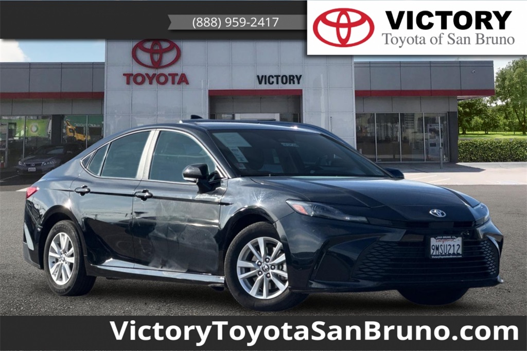 2025 Toyota Camry LE's photo