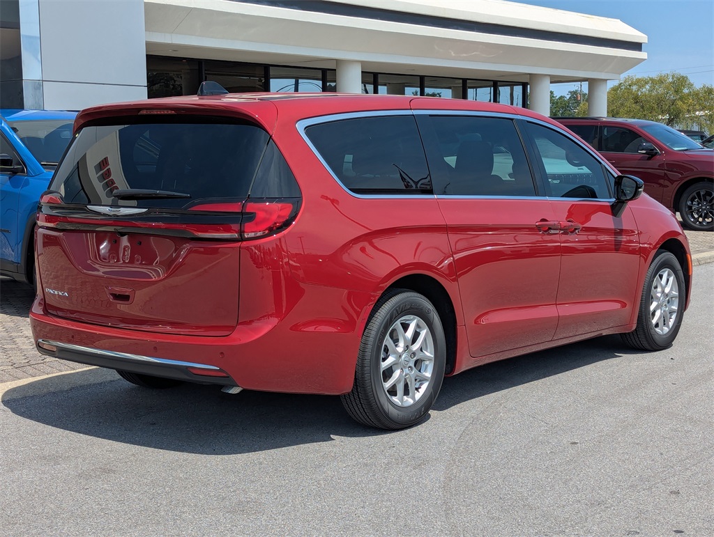 2026 Chrysler Pacifica photo 4