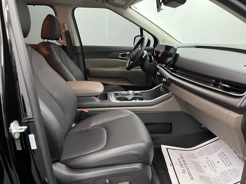 2025 Kia Carnival EX photo 19