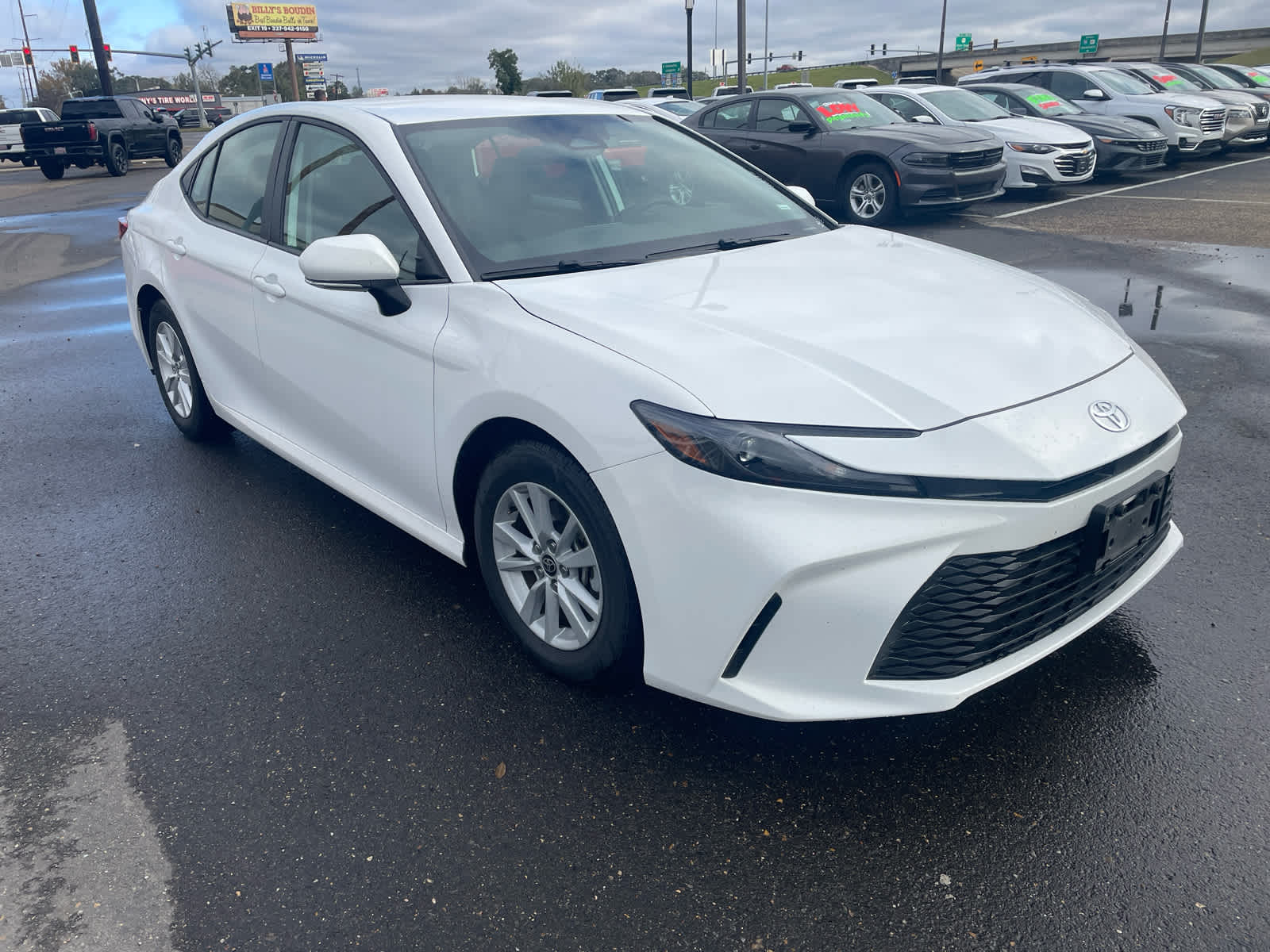 2025 Toyota Camry LE's photo