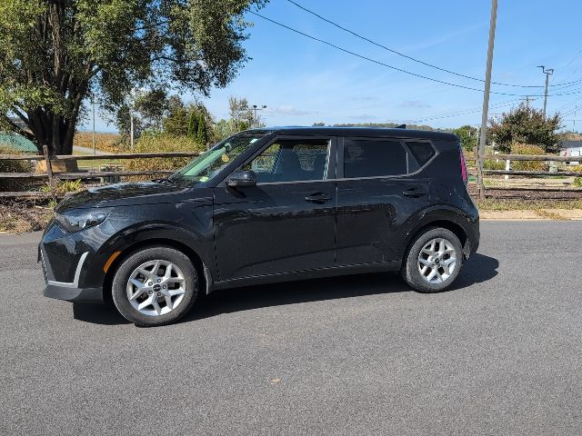 2023 Kia Soul LX photo 2
