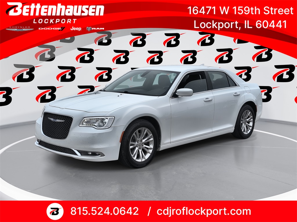 2018 Chrysler 300 Touring's photo