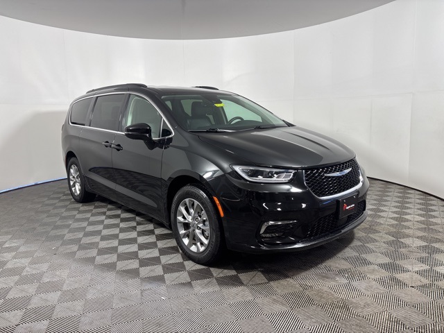 2022 Chrysler Pacifica Touring L's photo