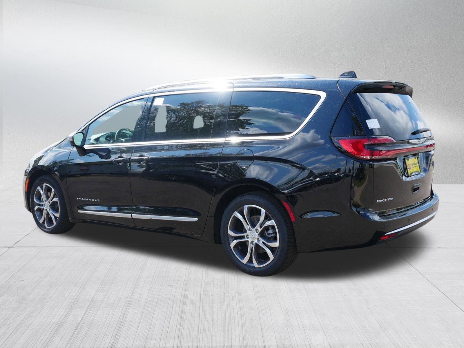 2026 Chrysler Pacifica Pinnacle photo 3