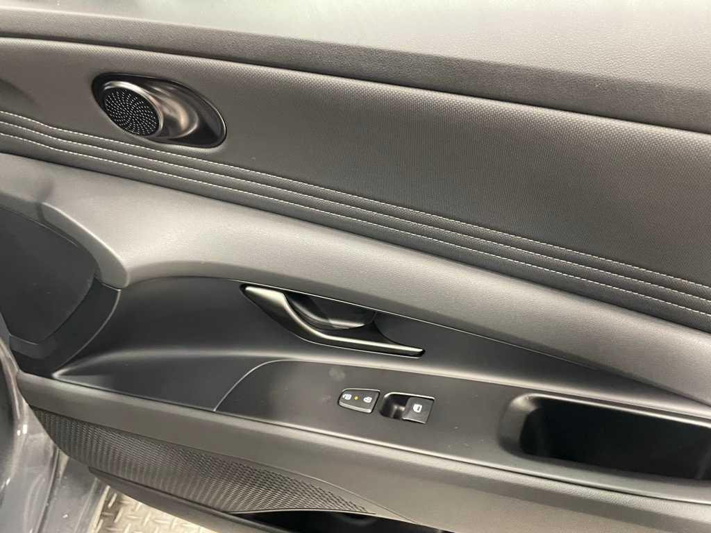 2025 Hyundai Elantra SEL Sport photo 35