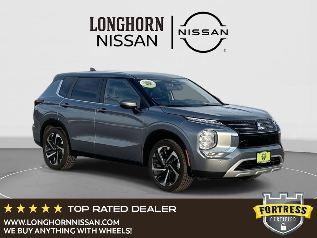 2023 Mitsubishi Outlander SE's photo