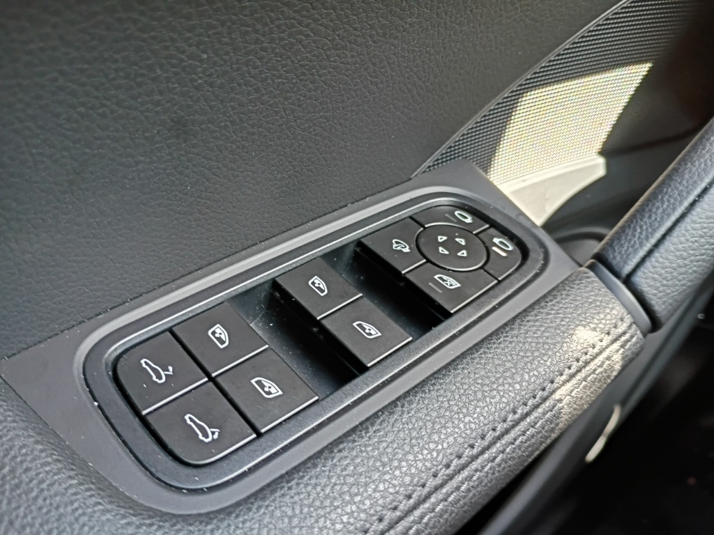 2025 Porsche Cayenne photo 24