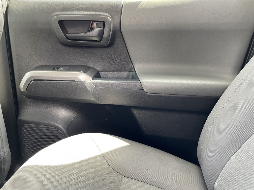 2021 Toyota Tacoma SR5 photo 17