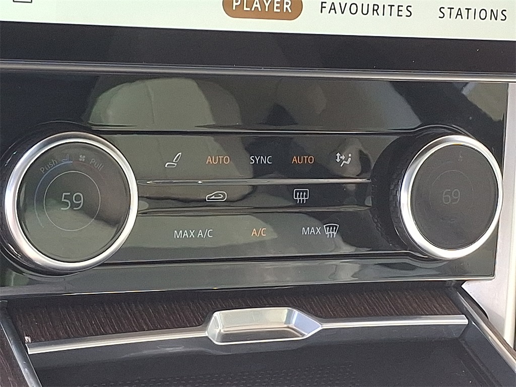 2023 Land Rover Range Rover SE photo 16