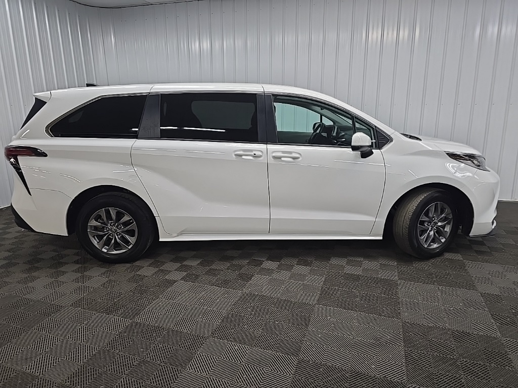 2022 Toyota Sienna LE photo 2