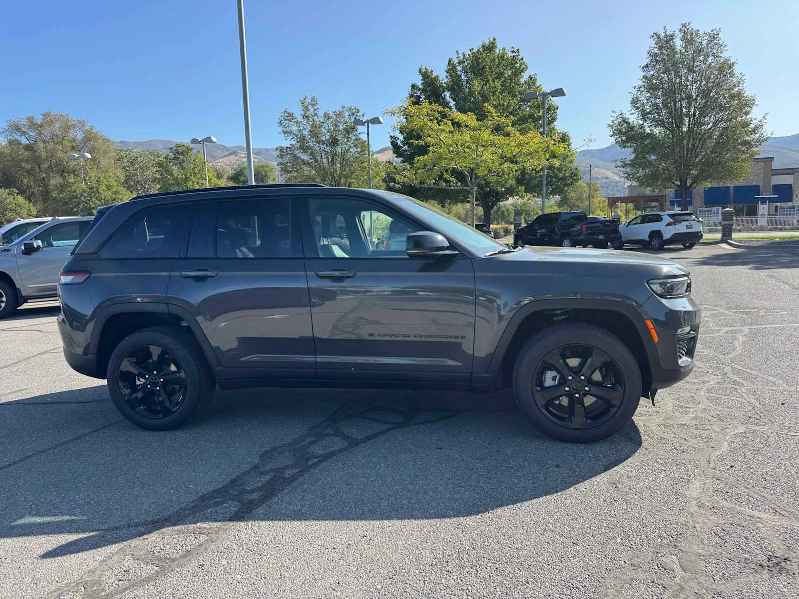 2025 Jeep Grand Cherokee Limited Sport photo 3